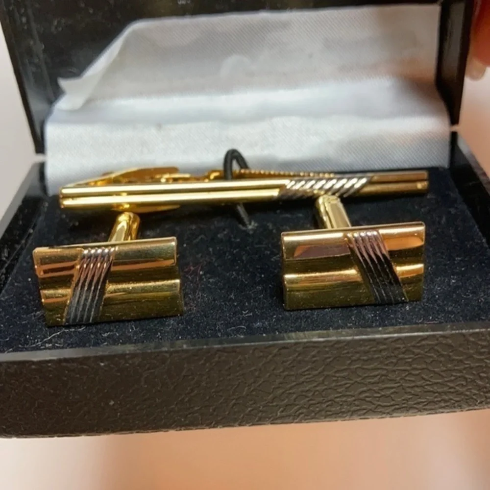 Men’s two tone tie bar and cuff link set